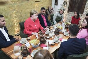 "10 Jahre danach: Geflüchtete im Gespräch mit Angela Merkel"