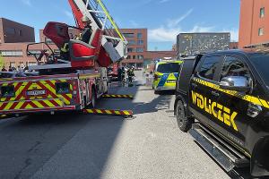 Brandlasten werden im Freien abgelöscht