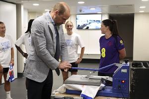 Prinz William stattet Englands Fußballerinnen einen Besuch ab