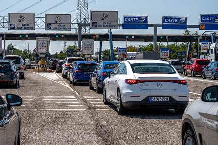 Mercedes EQE 350+ Mautstation in Italien