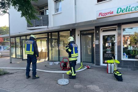 Einsatzkräfte vor der Einsatzstelle Einsatzkräfte vor der Einsatzstelle