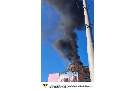 Einsatzkräfte der Feuerwehr München bei einem Brand auf einer Baustelle. Einsatzkräfte der Feuerwehr München bei einem Brand auf einer Baustelle.
