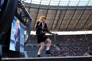AC/DC rocken das Olympiastadion: Angus Young begeistert in Berlin