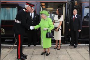 "Palast auf Rädern": König Charles mustert den Royal Train aus