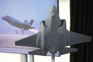 Das Modell des amerikanischen Tarnkappenbombers F35 - in Weeze soll künftig dessen Rumpfmittelteil gefertigt werden.