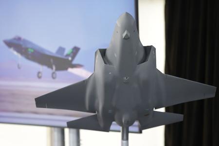Das Modell des amerikanischen Tarnkappenbombers F35 - in Weeze soll künftig dessen Rumpfmittelteil gefertigt werden.