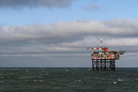 Ein völkerrechtliches Abkommen zwischen Deutschland und den Niederlanden soll die Erdgasförderung in der Nordsee vor der Insel Borkum ermöglichen. (Archivbild)