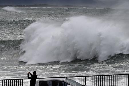 Die Unwetter lösten riesige Wellen aus.