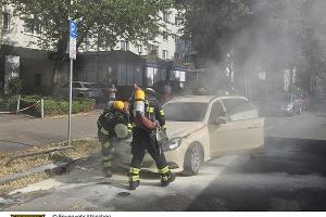 Einsatzkräfte der Feuerwehr München beim Brand eines Taxis.