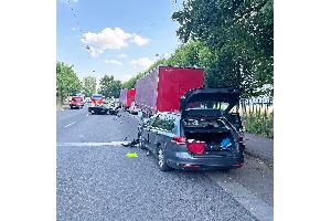 Bei dem Unfall entstand ein hoher Sachschaden. Die Polizei musste den Bereich zur Bergung der Fahrzeuge für mehrere Stunden sperren.