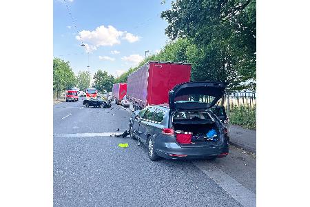 Bei dem Unfall entstand ein hoher Sachschaden. Die Polizei musste den Bereich zur Bergung der Fahrzeuge für mehrere Stunden sperren. Bei dem Unfall entstand ein hoher Sachschaden. Die Polizei musste den Bereich zur Bergung der Fahrzeuge für mehrere Stunden sperren.
