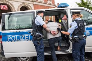 Symbolbild der Bundespolizei, Festnahme an einem Bahnhof