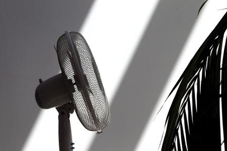Ein Ventilator verschafft zumindest ein bisschen frische Luft bei Hitze.