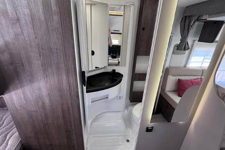 Benimar Tessoro 425 mit Stockbetten und Loungesitzgruppe, Bad