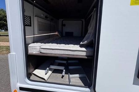 Benimar Tessoro 425 mit Stockbetten und Loungesitzgruppe, Tisch