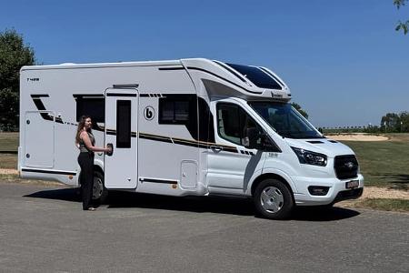 Benimar Tessoro 425 mit Stockbetten und Loungesitzgruppe, außen