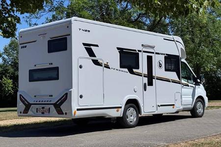 Benimar Tessoro 425 mit Stockbetten und Loungesitzgruppe, außen, hinten