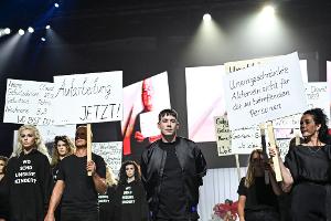 Die Show zu Kilian Kerners neuer Kollektion sieht teils aus wie eine Demonstration. 