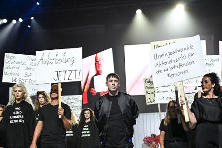 Die Show zu Kilian Kerners neuer Kollektion sieht teils aus wie eine Demonstration. 