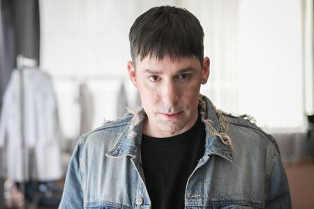 Kilian Kerner widmet seine jüngste Kollektion dem Thema Zwangsadoptionen in der DDR. 