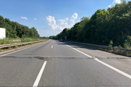 Auf der A5, zwischen Zwingenberg und Bensheim, in Fahrtrichtung Süden, hat sich die Fahrbahndecke gehoben. Auf der A5, zwischen Zwingenberg und Bensheim, in Fahrtrichtung Süden, hat sich die Fahrbahndecke gehoben.