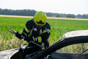 Die Motorhaube wurde mit einem Halligan-Tool aufgehebelt