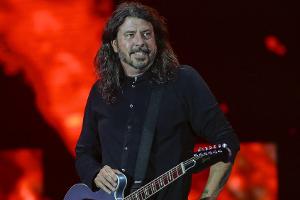 Dave Grohl ehrt Taylor Hawkins zum 30-jährigen Jubiläum