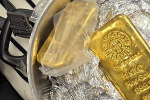 Goldbarren im Kochtopf