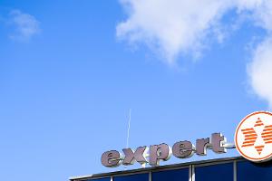 Expert betreibt 65 eigene Fachmärkte. Als zweitgrößter Elektronikhändler setzt das Unternehmen auch verstärkt auf Onlinehandel.