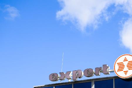 Expert betreibt 65 eigene Fachmärkte. Als zweitgrößter Elektronikhändler setzt das Unternehmen auch verstärkt auf Onlinehandel.