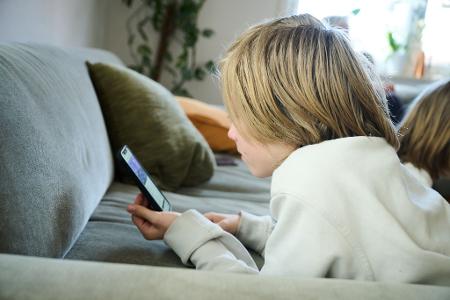 Braucht es zum Kinder- und Jugendschutz strengere Regeln für den Umgang mit sozialen Medien? Dänemark will diese Frage in den nächsten Monaten auf EU-Ebene thematisieren. (Illustration) Braucht es zum Kinder- und Jugendschutz strengere Regeln für den Umgang mit sozialen Medien? Dänemark will diese Frage in den nächsten Monaten auf EU-Ebene thematisieren. (Illustration)