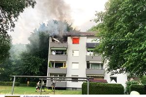 Wohnungsbrand mit offenen Flammen im dritten Obergeschoss eines Wohnhauses.