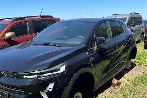 Nachdem man die Autos auf Baumstämme aufgebockt hatte, entwendete man die Reifensätze.
Foto: Polizei Minden-Lübbecke