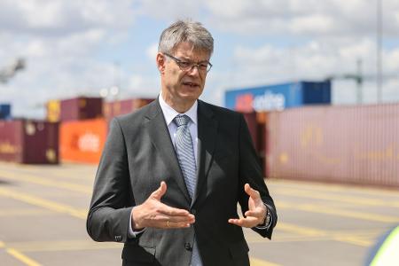 Die Bundesregierung will in den kommenden vier Jahren mit 400 Millionen Euro aus dem Klimafonds den klimafreundlichen Umbau von Häfen und Schiffen fördern, sagt Bundesverkehrsminister Patrick Schnieder (CDU).