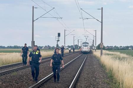 Ein Mann attackiert mehrere Menschen im ICE. 