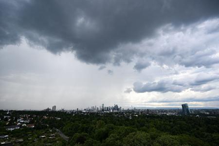 Regen zieht ab Sonntag in Deutschland auf. (Archivbild)