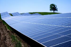 Solarparks wie dieser in der Nähe der Autobahn 95 in Bayern machen knapp ein Drittel der in Deutschland installierten Leistung aus. (Archivbild)