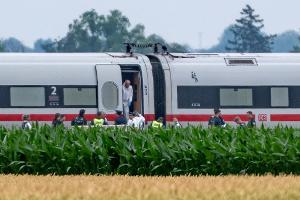 Ermittler der Spurensicherung untersuchten den ICE.