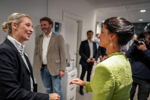 AfD-Chefin Alice Weidel und BSW-Gründerin Sahra Wagenknecht hatten sich im Herbst 2024 beim Sender "Welt" zum TV-Duell getroffen. Gespräche beider Parteien befürworten beide Seiten. (Archivbild)