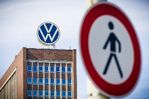 Das Schild am VW-Hauptsitz spiegelt symbolisch den unvermeidlichen Abgang von Personalvorstand Kilian wider.