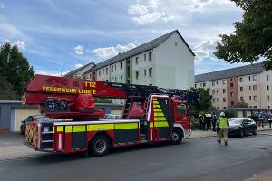 Drehleiter vor dem Brandobjekt