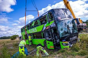Per Kran sollte der verunfallte Bus geborgen werden.