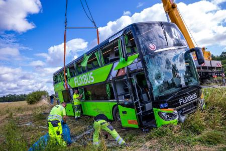 Per Kran sollte der verunfallte Bus geborgen werden.