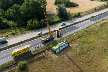 Ein Flixbus ist von der Fahrbahn abgekommen und auf die Seite gekippt.