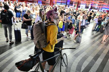 Ein Stromausfall hat am Freitag große Teile Tschechiens und der Millionenmetropole Prag lahmgelegt.