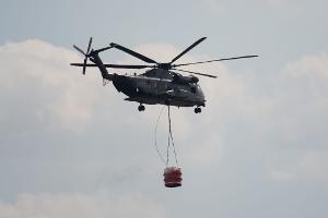 Auch ein Löschhubschrauber soll bei Tageslicht unterstützen, hieß es.