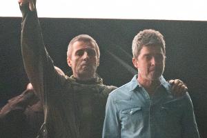Oasis-Auftaktkonzert: Gallagher-Brüder zeigen sich harmonisch vereint