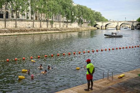 Zur Eröffnung der drei neuen Freibäder in der Seine standen die ersten Schwimmerinnen und Schwimmer schon morgens Schlange.