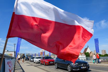 Polen beginnt ab Montag mit Grenzkontrollen zu Deutschland - das könnte zu Staus führen. Das Bundesinnenministerium will Staus durch deutsche Kontrollen vermeiden.