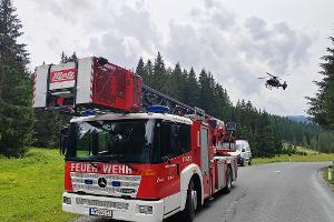 Ein Einsatzfahrzeug der Feuerwehr steht in der Nähe der Absturzstelle eines Kleinflugzeugs im Gemeindegebiet von Krimml. 
